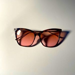 Oversized Retro Cat Eye Shaped Sunglasses